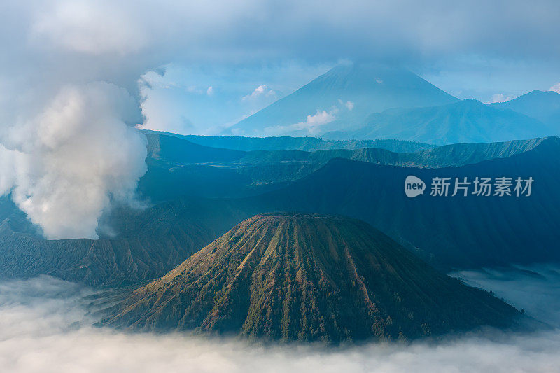 巴托克火山(Gunung Batok)是一座不活跃的火山，毗邻Bromo火山(Gunung Bromo)，是一座活跃的索玛火山，位于印度尼西亚东爪哇的Bromo Tengger sememeru国家公园。